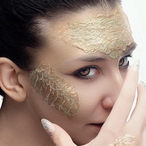 Puede incluir: Un juego de tres tazas de cerámica con un acabado mate moteado. Las tazas son de color crema, gris claro y gris oscuro. Cada taza tiene un diseño simple y minimalista, ideal para café o té.