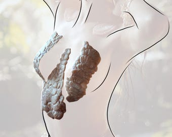 Prótesis de pecho de silicona con diseño de escamas de sirena – Aplicaciones corporales de efectos especiales hechas a mano
