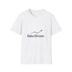 Puede incluir: Camiseta blanca con cuello redondo y mangas cortas. La camiseta presenta un gráfico azul oscuro de una línea ascendente con las palabras "Data Driven" debajo. El diseño sugiere un tema de negocios o tecnología.
