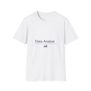 Può includere: T-shirt bianca con la scritta "Data Analyst" in blu scuro, sottolineata da una linea sottile. Sotto, una piccola icona a grafico a barre blu scuro. La maglietta è a girocollo.