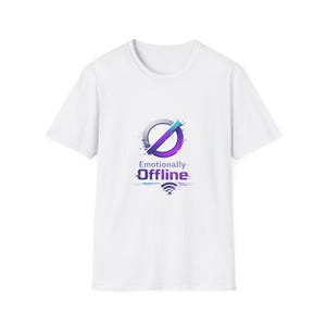 Può includere: T-shirt bianca con un design grafico. Il design presenta un cerchio barrato da una linea diagonale, nelle tonalità del viola e del blu. Il testo "Emotionally Offline" è sotto, con un simbolo wifi.