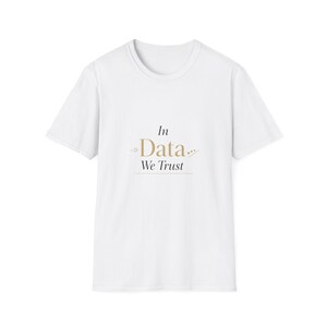 Peut inclure: T-shirt blanc avec l'inscription "In Data We Trust" en or. Le texte est centré sur le devant. Le t-shirt a des manches courtes et un col rond. Design simple et décontracté.