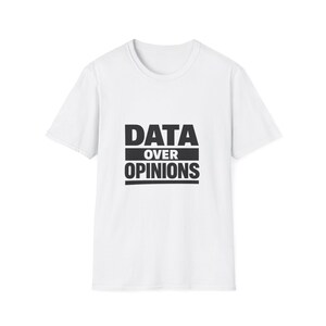 Può includere: T-shirt bianco con la scritta "DATA OVER OPINIONS" in grassetto nero. Il testo è centrato sulla maglietta, con "OVER" in un rettangolo nero. Design semplice e moderno.