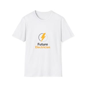 Può includere: T-shirt bianca con grafica circolare raffigurante un fulmine giallo e la scritta "Future Electrician" in arancione. La maglietta ha girocollo e maniche corte.