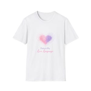Può includere: T-shirt bianco con un design a cuore composto da punti rosa e viola. Il testo "Data is My Love Language" è stampato sotto il cuore in rosa. Una maglietta casual e confortevole.