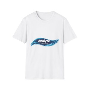 Puede incluir: Camiseta blanca con un gráfico azul y blanco. El gráfico es una ola estilizada con las palabras "Analyze Everything" en texto blanco. La camiseta tiene cuello redondo y mangas cortas.