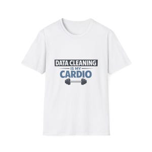 Può includere: T-shirt bianca con la scritta "DATA CLEANING is my CARDIO" in nero e blu. Sotto il testo c'è una grafica di un manubrio. La maglietta è a girocollo.