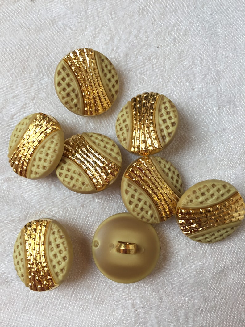 plastic buttons,shank buttons 0,60 16 pcs vintage supplies 1,5 cm Light yellow and gold vintage buttons