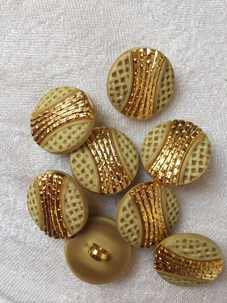 plastic buttons,shank buttons 0,60 16 pcs vintage supplies 1,5 cm Light yellow and gold vintage buttons