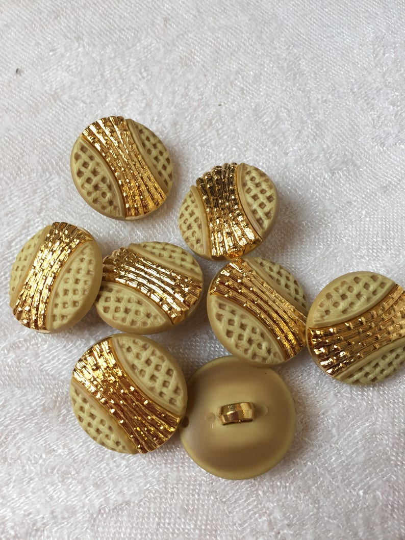plastic buttons,shank buttons 0,60 16 pcs vintage supplies 1,5 cm Light yellow and gold vintage buttons