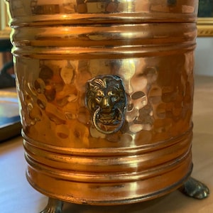 Jardinière antique en cuivre et laiton en forme de pied de lion, style victorien, en cuivre martelé