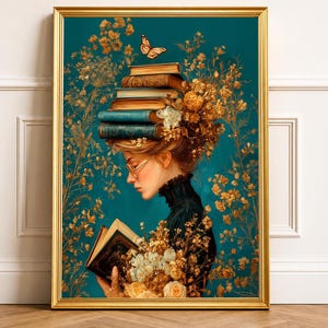 Puede incluir: Impresión artística enmarcada que representa a una mujer leyendo un libro, con una pila de libros y elementos florales en la cabeza. La obra de arte tiene un fondo verde azulado con detalles florales dorados y un marco dorado. La mujer lleva gafas y un vestido negro.