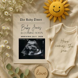 Puede incluir: Un anuncio de embarazo con el titular "The Baby Times" y el nombre "Baby Jones". El anuncio incluye una imagen de ultrasonido, un body con "Here comes the sun" y un disco de madera con "love".