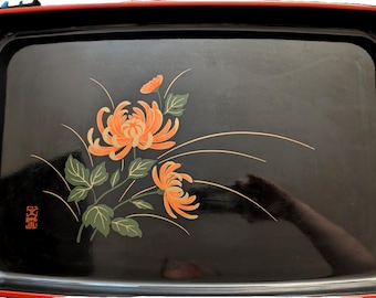 Vintage japansk lackerad serveringsbricka svartröd krysantemum MCM barberedning 45 cm