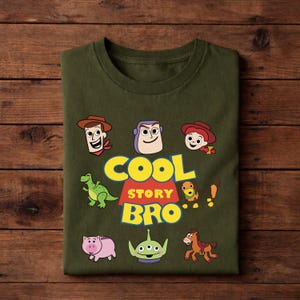 Puede incluir: Juego de tres tazas de cer&aacute;mica con un esmalte moteado de color crema. Cada taza presenta un dise&ntilde;o floral pintado a mano en tonos azules, verdes y amarillos. Las tazas tienen una forma simple y redondeada y un asa.