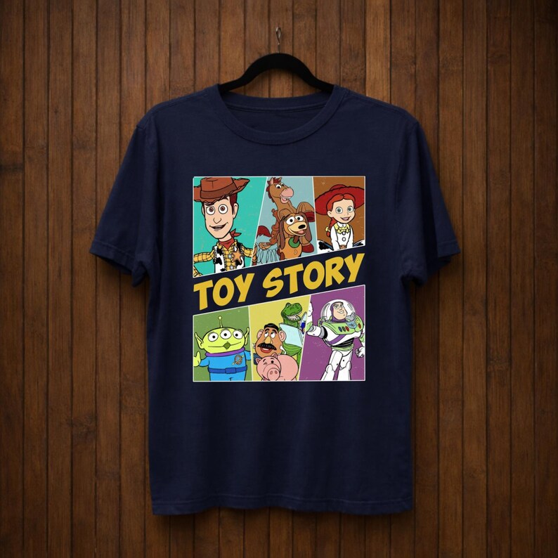 K&ouml;nnte beinhalten: Rustikales Holzschild mit dem wei&szlig;en Schriftzug "Welcome to our home". Das Schild hat eine Used-Optik und ein schlichtes, einladendes Design, perfekt f&uuml;r Veranda oder Eingangsbereich.