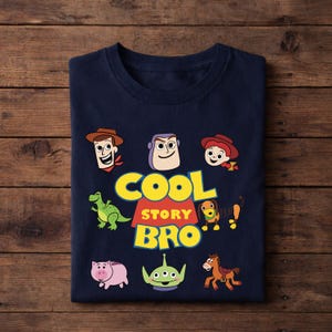 Puede incluir: Camiseta azul marino con personajes de dibujos animados y el texto "COOL STORY BRO" en amarillo y blanco. El dise&ntilde;o incluye im&aacute;genes de un dinosaurio, un cerdo, un extraterrestre, un perro y un caballo.