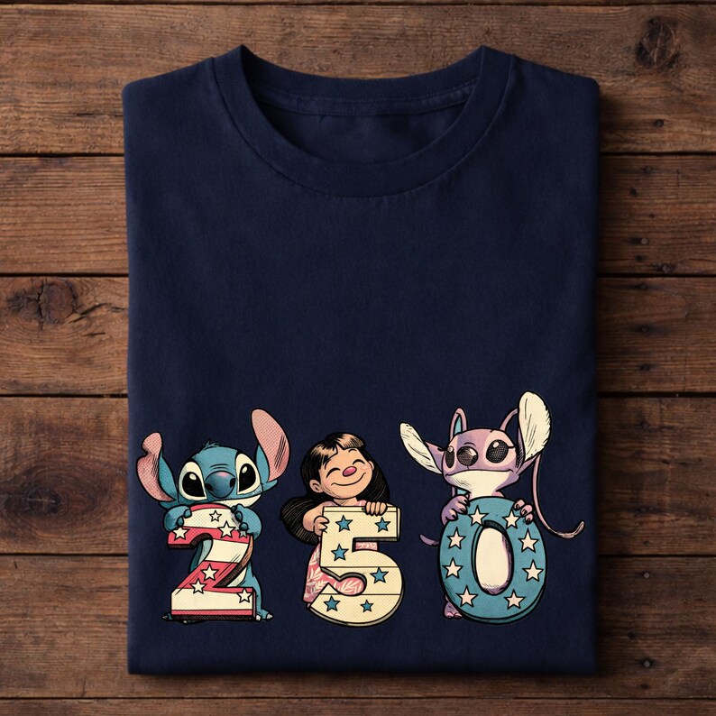Puede incluir: Camiseta azul marino con Stitch, Lilo y Angel sosteniendo los n&uacute;meros 2, 5 y 0. Los n&uacute;meros est&aacute;n decorados con estrellas y rayas. La camiseta est&aacute; hecha de un material suave.