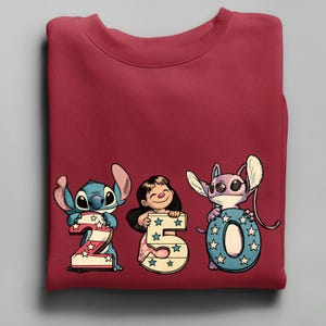 Puede incluir: Sudadera granate con un gr&aacute;fico de Stitch, Lilo y Angel sosteniendo los n&uacute;meros 2, 5 y 0. Los n&uacute;meros est&aacute;n decorados con estrellas y rayas. Los personajes son de estilo cartoon.