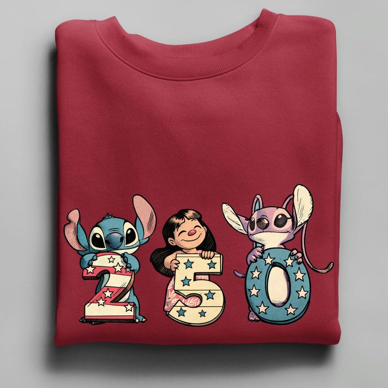 Puede incluir: Sudadera granate con un gr&aacute;fico de Stitch, Lilo y Angel sosteniendo los n&uacute;meros 2, 5 y 0. Los n&uacute;meros est&aacute;n decorados con estrellas y rayas. Los personajes son de estilo cartoon.
