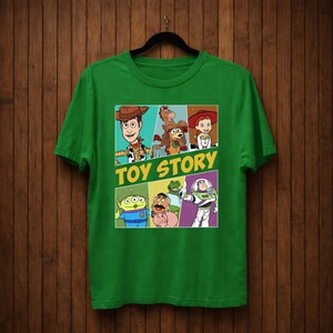 K&ouml;nnte beinhalten: Eine wei&szlig;e Keramik-Tasse mit schwarzem Henkel und dem Text "But First, Coffee" in schwarzer, handschriftlicher Schrift. Die Tasse steht auf einer wei&szlig;en Oberfl&auml;che.