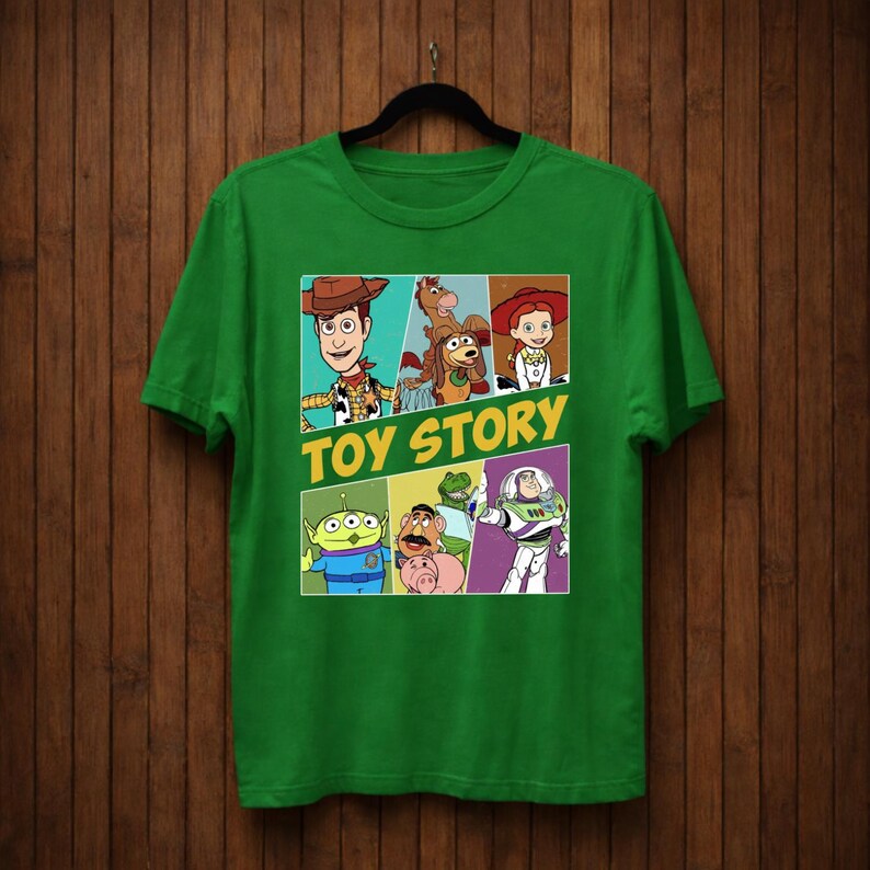 K&ouml;nnte beinhalten: Eine wei&szlig;e Keramik-Tasse mit schwarzem Henkel und dem Text "But First, Coffee" in schwarzer, handschriftlicher Schrift. Die Tasse steht auf einer wei&szlig;en Oberfl&auml;che.