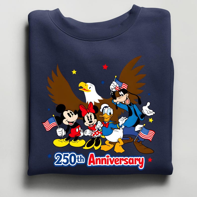 Puede incluir: Sudadera azul marino con una ilustraci&oacute;n de Mickey, Minnie, Donald y Goofy sosteniendo banderas americanas, con un &aacute;guila calva. El texto "250th Anniversary" es rojo y blanco.