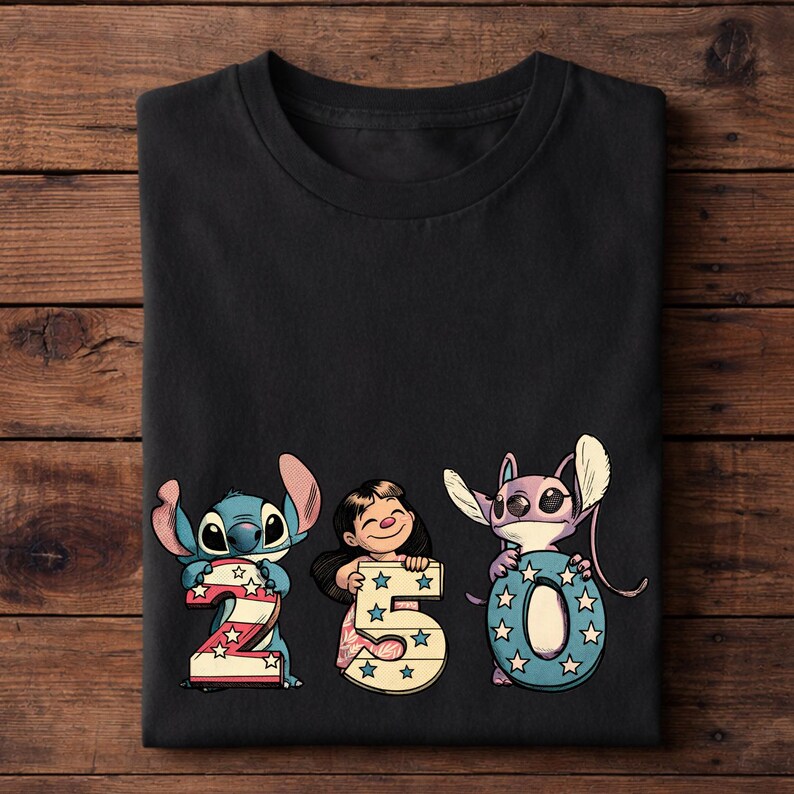 Puede incluir: Camiseta negra con los personajes Stitch, Lilo y Angel sosteniendo los n&uacute;meros 2, 5 y 0. Los n&uacute;meros est&aacute;n decorados con estrellas y colores patri&oacute;ticos. La camiseta est&aacute; hecha de un material suave.
