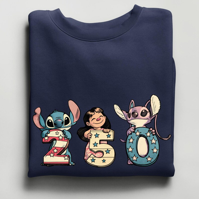 Puede incluir: Sudadera azul marino con personajes de dibujos animados que sostienen los n&uacute;meros 2, 5 y 0. Los n&uacute;meros est&aacute;n decorados con estrellas y rayas. Los personajes son Stitch, Lilo y Angel.