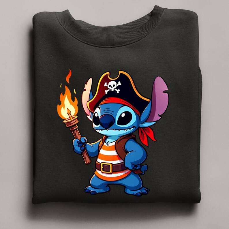 K&ouml;nnte beinhalten: Schwarzes Sweatshirt mit einer Cartoon-Piratenfigur, die eine Fackel h&auml;lt. Die blaue Figur tr&auml;gt einen Piratenhut, ein orange-wei&szlig; gestreiftes Hemd, eine braune Weste und ein rotes Halstuch. Die Fackel hat eine leuchtend orange Flamme.