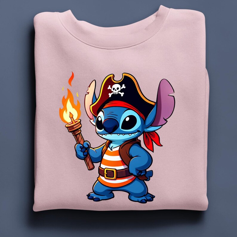 K&ouml;nnte beinhalten: Hellrosa Sweatshirt mit einer Cartoon-Figur als Pirat. Die blaue Figur tr&auml;gt einen Piratenhut mit Totenkopf, ein orange-wei&szlig; gestreiftes Hemd und einen braunen G&uuml;rtel. Die Figur h&auml;lt eine brennende Fackel.