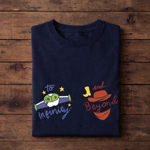 Op de afbeelding: Een witte keramische mok met een zwarte handgreep en de tekst "But First, Coffee" in een vetgedrukte, zwarte letter. De mok is waarschijnlijk 310-425 ml groot, perfect voor een ochtenddrankje.