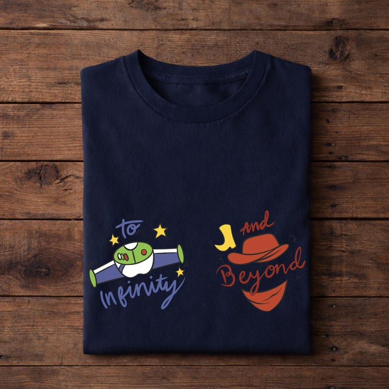 Op de afbeelding: Een witte keramische mok met een zwarte handgreep en de tekst "But First, Coffee" in een vetgedrukte, zwarte letter. De mok is waarschijnlijk 310-425 ml groot, perfect voor een ochtenddrankje.