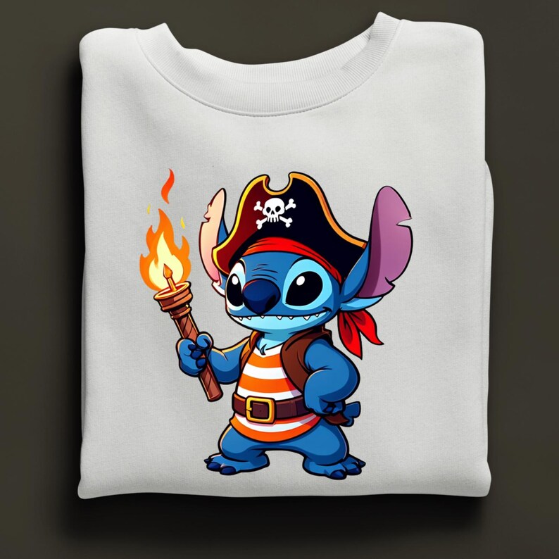 K&ouml;nnte beinhalten: Wei&szlig;es Sweatshirt mit einem Cartoon-Piratencharakter. Der blaue Charakter tr&auml;gt einen schwarzen Piratenhut mit Totenkopf, eine braune Weste und ein rotes Halstuch. Er h&auml;lt eine Fackel mit einer orangefarbenen Flamme und tr&auml;gt ein orange-wei&szlig; gestreiftes Hemd.