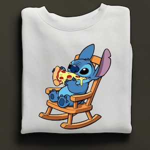 Pu&ograve; includere: Felpa bianca con un'illustrazione di Stitch di Lilo & Stitch. Stitch, un alieno blu, &egrave; seduto su una sedia a dondolo di legno, che mangia una fetta di pizza. La pizza ha formaggio giallo e peperoni rossi.