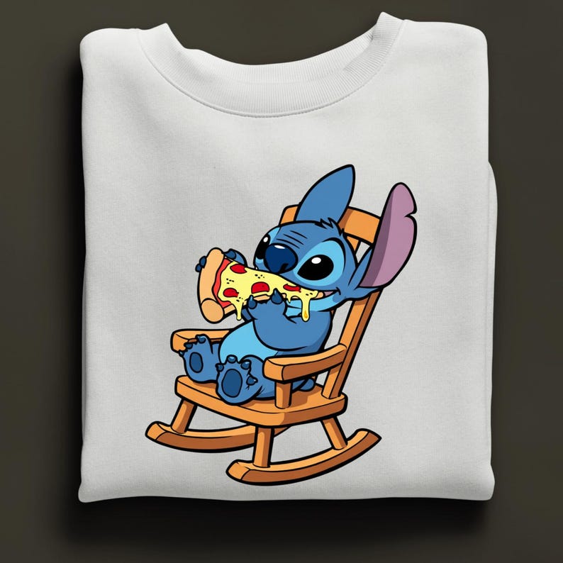 Pu&ograve; includere: Felpa bianca con un'illustrazione di Stitch di Lilo & Stitch. Stitch, un alieno blu, &egrave; seduto su una sedia a dondolo di legno, che mangia una fetta di pizza. La pizza ha formaggio giallo e peperoni rossi.