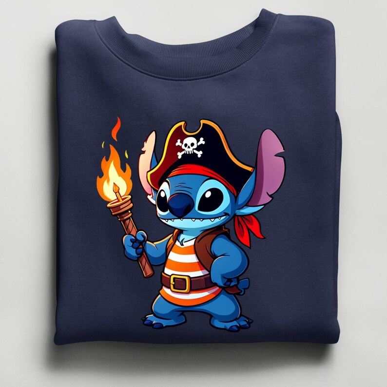 K&ouml;nnte beinhalten: Marineblaues Sweatshirt mit einem Cartoon-Piraten. Die blaue Figur tr&auml;gt einen Piratenhut mit Totenkopf, ein rotes Halstuch und ein orange-wei&szlig; gestreiftes Hemd. Die Figur h&auml;lt eine brennende Fackel. Das Sweatshirt ist ein l&auml;ssiges Kleidungsst&uuml;ck.