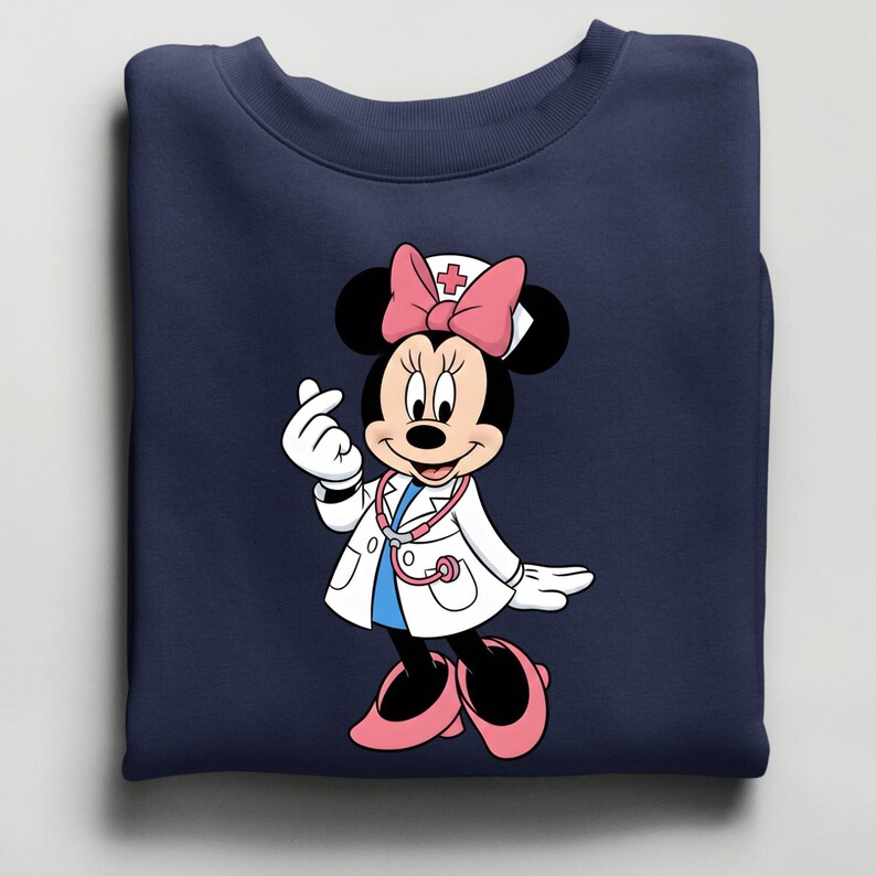 Puede incluir: Sudadera azul marino con Minnie Mouse vestida de enfermera. Minnie Mouse lleva una bata blanca, un lazo rosa y un estetoscopio. Est&aacute; haciendo un gesto de coraz&oacute;n con los dedos. La sudadera es de color azul marino liso.