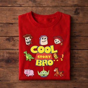 Puede incluir: Una camiseta roja con cuello redondo, que muestra personajes de dibujos animados y la frase "COOL STORY BRO" en amarillo y azul. El dise&ntilde;o incluye un vaquero, un guardabosques espacial y otros personajes. La camiseta es de material suave.