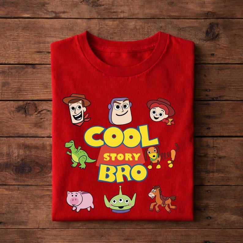 Puede incluir: Una camiseta roja con cuello redondo, que muestra personajes de dibujos animados y la frase "COOL STORY BRO" en amarillo y azul. El dise&ntilde;o incluye un vaquero, un guardabosques espacial y otros personajes. La camiseta es de material suave.