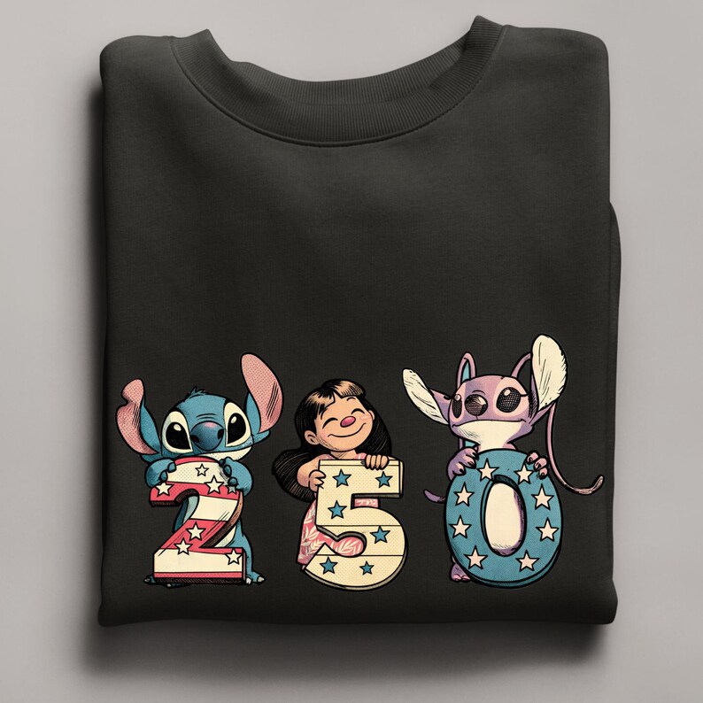 Puede incluir: Sudadera negra de cuello redondo con los personajes de dibujos animados Stitch, Lilo y Angel sosteniendo los n&uacute;meros 2, 5 y 0. Los n&uacute;meros est&aacute;n decorados con estrellas y rayas. La sudadera es de estilo casual y c&oacute;modo.