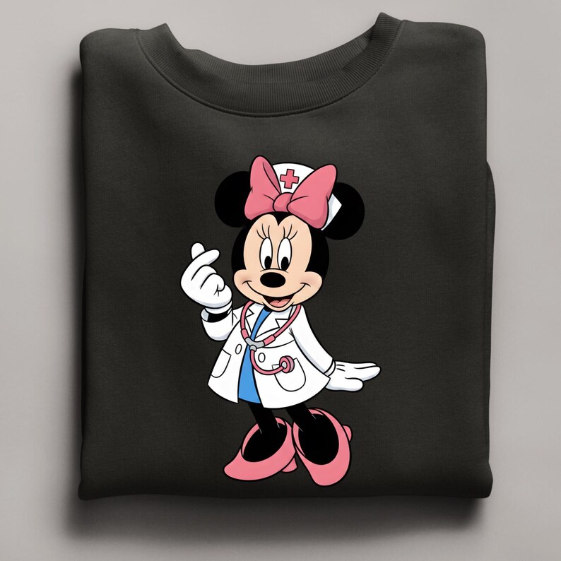 Puede incluir: Sudadera negra con Minnie Mouse vestida de enfermera. Minnie lleva una bata blanca, un lazo rosa y un estetoscopio. Est&aacute; haciendo un coraz&oacute;n con los dedos. El dise&ntilde;o est&aacute; centrado en la sudadera.