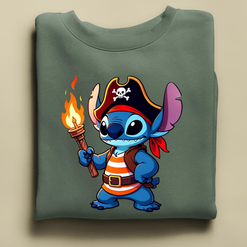 K&ouml;nnte beinhalten: Ein gr&uuml;nes Sweatshirt mit einer Cartoon-Figur als Pirat. Die blaue Figur tr&auml;gt einen Piratenhut mit Totenkopf, ein rotes Halstuch und ein orange-wei&szlig; gestreiftes Hemd. Die Figur h&auml;lt eine Fackel mit einer hellorangen Flamme.