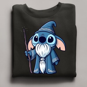 Puede incluir: Sudadera negra con un personaje de dibujos animados con un disfraz de mago azul, con una larga barba blanca y un bast&oacute;n. El personaje tiene ojos grandes y lleva un sombrero de mago azul. El dise&ntilde;o es detallado y colorido.