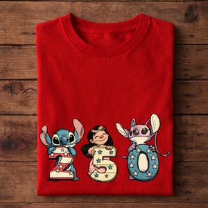 Puede incluir: Camiseta roja con Stitch, Lilo y Angel sosteniendo los n&uacute;meros 2, 5 y 0. Los n&uacute;meros est&aacute;n decorados con estrellas. La camiseta es de color rojo vibrante, perfecta para los fans de la pel&iacute;cula animada.