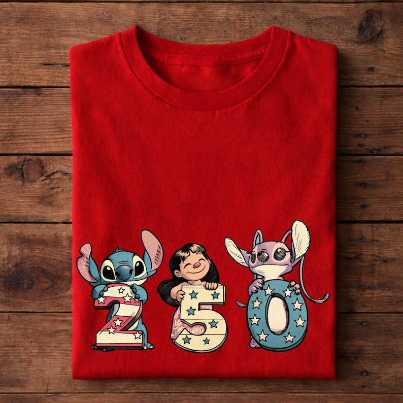 Puede incluir: Camiseta roja con Stitch, Lilo y Angel sosteniendo los n&uacute;meros 2, 5 y 0. Los n&uacute;meros est&aacute;n decorados con estrellas. La camiseta es de color rojo vibrante, perfecta para los fans de la pel&iacute;cula animada.