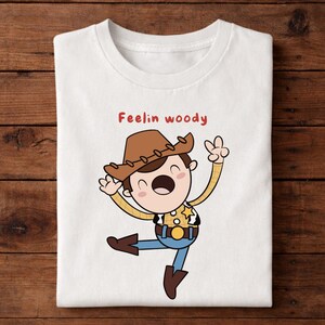 Puede incluir: Una taza de cer&aacute;mica blanca con un asa negra y el texto "But First, Coffee" en negro y en negrita. La taza est&aacute; sobre una superficie blanca.