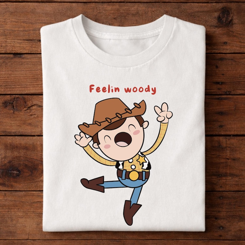 Puede incluir: Una taza de cer&aacute;mica blanca con un asa negra y el texto "But First, Coffee" en negro y en negrita. La taza est&aacute; sobre una superficie blanca.