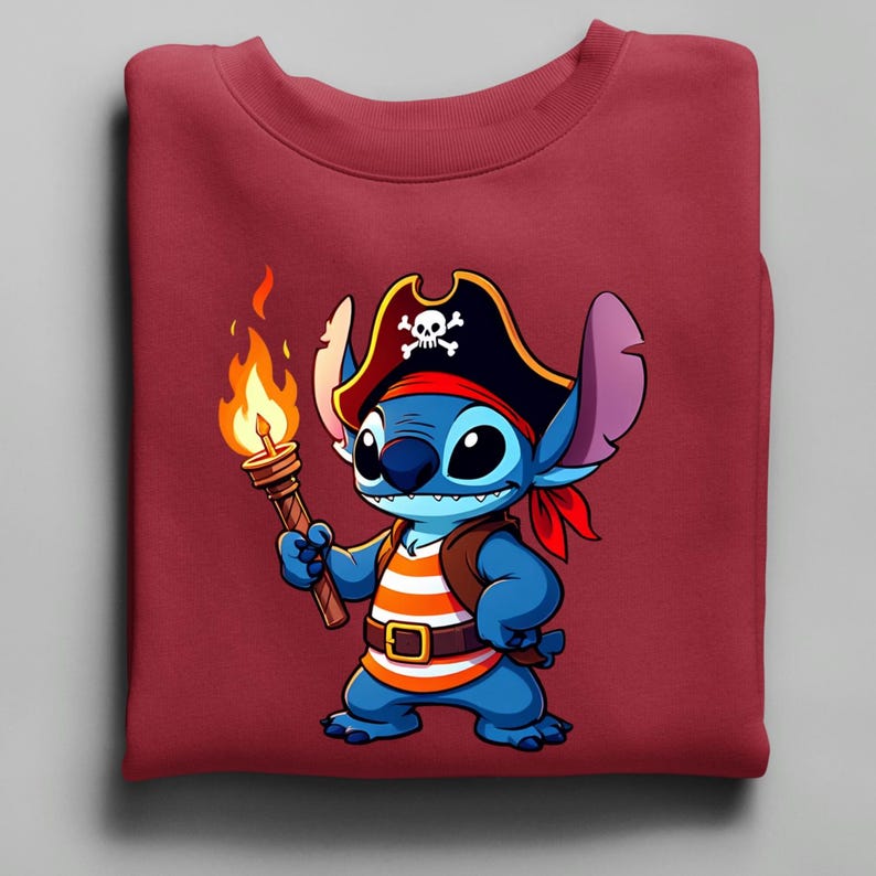 K&ouml;nnte beinhalten: Burgunderfarbenes Sweatshirt mit einer Cartoon-Piratenfigur. Die blaue Figur tr&auml;gt einen Piratenhut mit Totenkopf, eine braune Weste und ein orange-wei&szlig; gestreiftes Hemd. Die Figur h&auml;lt eine Fackel mit einer hellorangen Flamme.