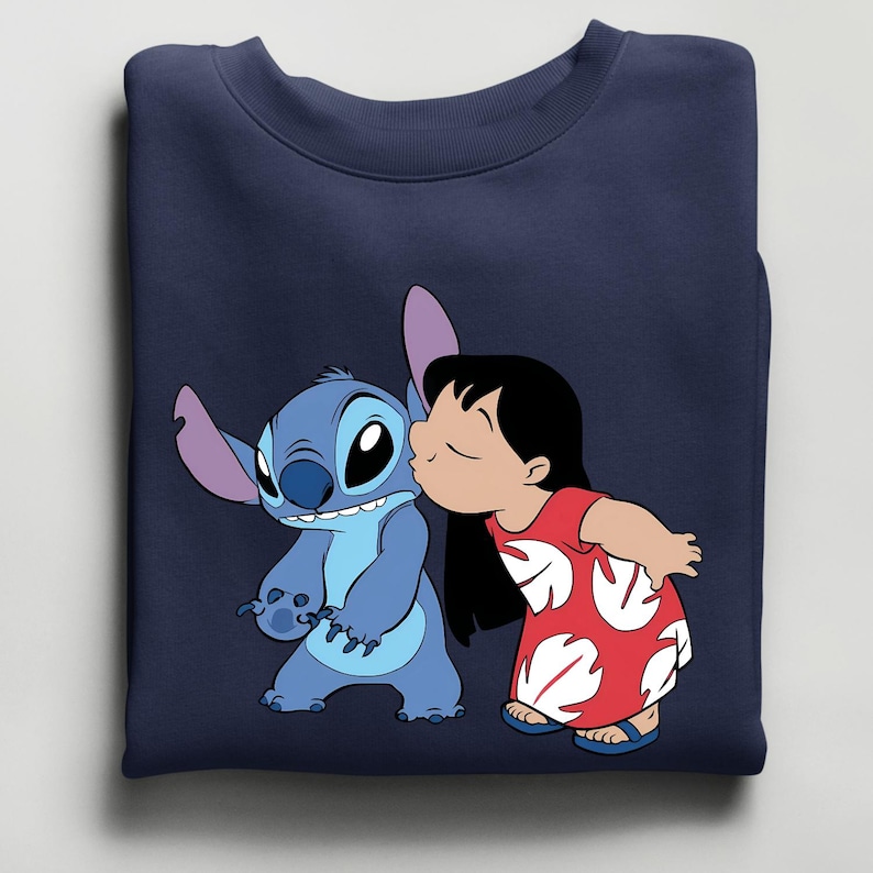 Peut inclure: Sweat-shirt bleu marine avec un dessin anim&eacute; de Stitch, un extraterrestre bleu, embrass&eacute; par Lilo, une jeune fille en robe rouge. Le motif est tir&eacute; du film Disney Lilo & Stitch.